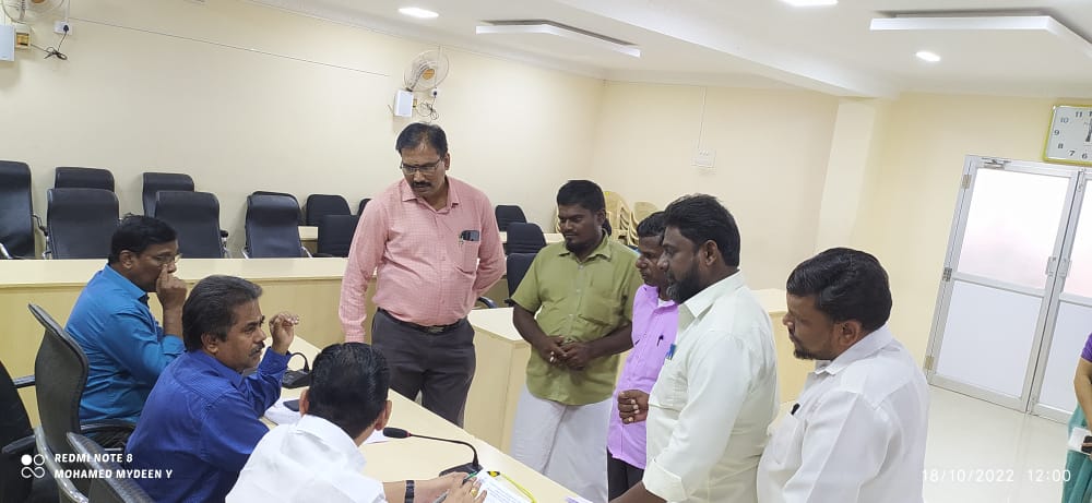KMSMBuhariSait's tweet photo. மேலப்பாளையம் கன்னிமார் குளத்தில் பாதாள சாக்கடை கழிவுகள் கலந்து துர்நாற்றம் ஏற்படுவதுடன் தேங்கிய மழை நீர் பாதிப்படைந்து மாசுபட்டு வருகிறது.
கழிவு நீர் குளத்திற்குள் செல்லாமல் தடுக்க மாற்று வழி செய்து தருமாறு மேயர் PM சரவணன் அவர்களை நேரில் சந்தித்து மனு கொடுக்கப்பட்டது.
18.10.2022 https://t.co/7hWd9AbkUa