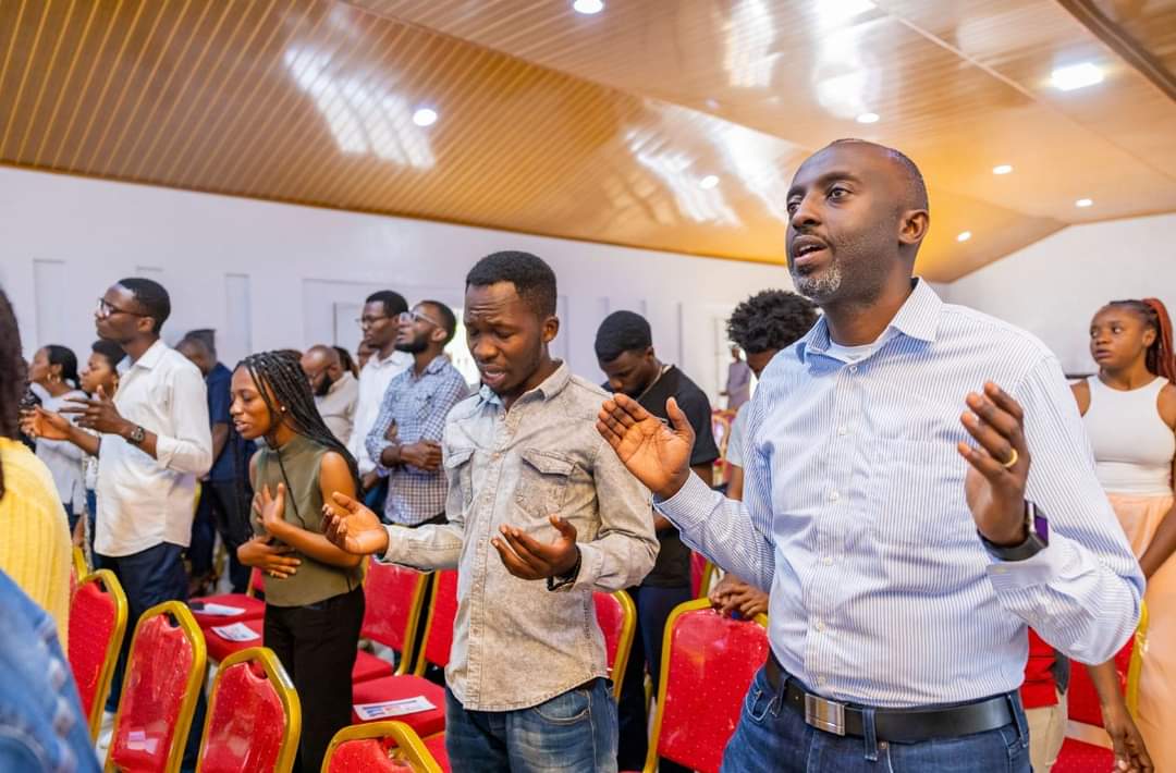 YvesCastanou's tweet photo. Nous rendons grâce à Dieu, mon épouse et moi, pour les moments d'enseignement, d'exhortation et de prière passés ensemble avec nos frères et sœurs du Rwanda.
Merci infiniment à tout le peuple Rwandais pour l'accueil réservé à la Parole de Dieu et à nous, Ses humbles serviteurs. https://t.co/jqLt6WYYLV