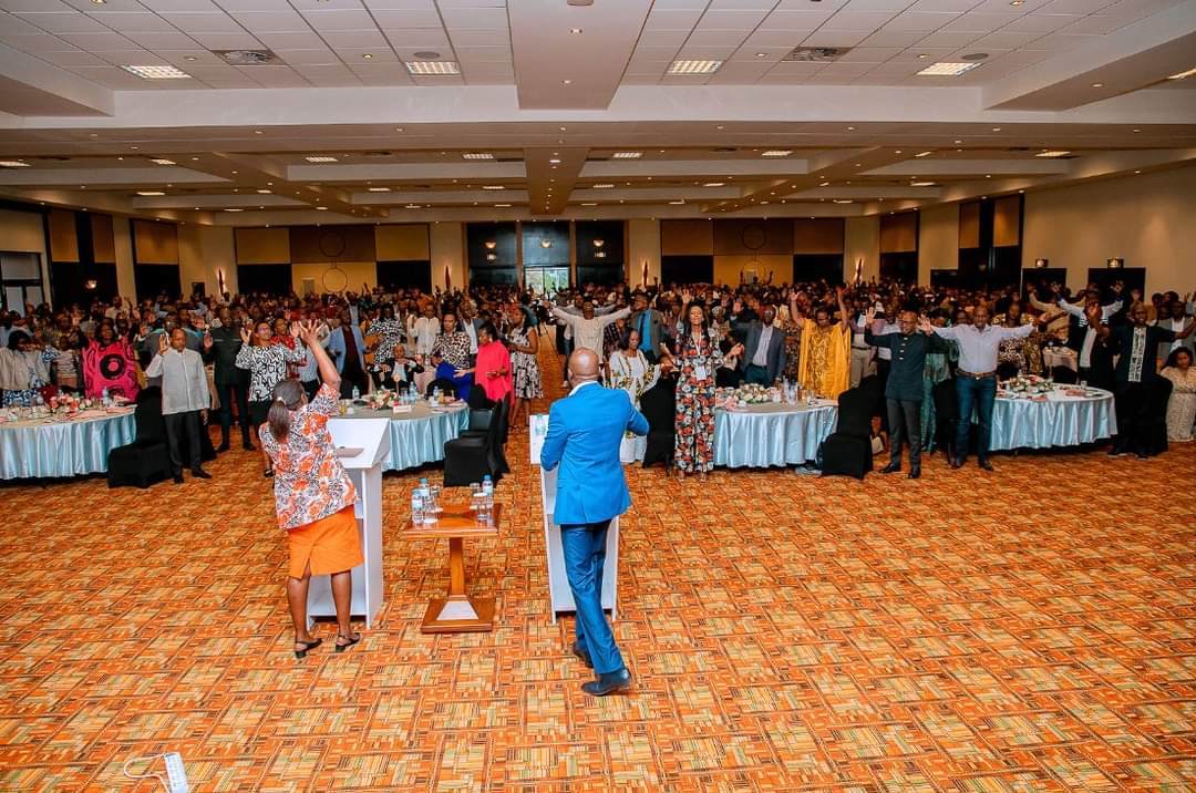 Nous rendons grâce à Dieu, mon épouse et moi, pour les moments d'enseignement, d'exhortation et de prière passés ensemble avec nos frères et sœurs du Rwanda.
Merci infiniment à tout le peuple Rwandais pour l'accueil réservé à la Parole de Dieu et à nous, Ses humbles serviteurs.