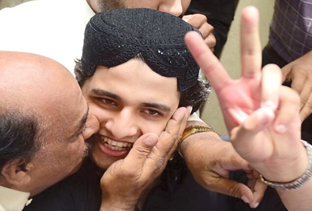 adilmansoor91's tweet photo. Sardar Latif Khosa, former AGP &amp; governor Punjab under PPP, is Shahrukh Jatoi's lead counsel. 

Below, Nisar Khuhro - former speaker Sindh assembly - hugs Shahrukh upon acquittal (old picture).

And all this, while Shahrukh's father Sikandar was in fact a PPP opponent. https://t.co/zhMxL0VrbI