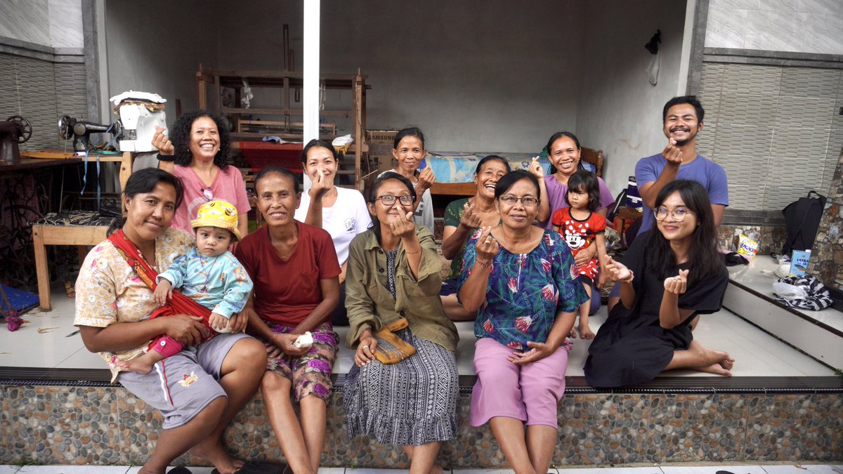 yuthaYAY's tweet photo. We will meet them again next week! Ibu-ibu penenun Tanglad yang selalu seru dan rame, tidak sabar melihat hasil karya setelah pelatihannya. https://t.co/CeCb5QviYJ