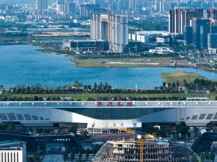 SZXiangcheng's tweet photo. Compared to 2011, the number of trains stopping at Suzhou North Railway Station has more than doubled. With the Nantong-Suzhou-Jiaxing-Ningbo railway lines in the pipeline, #Xiangcheng will further consolidate its position as a central hub. #DynamicDecade #XiangchengDevelopment https://t.co/uFNeSRTRV7