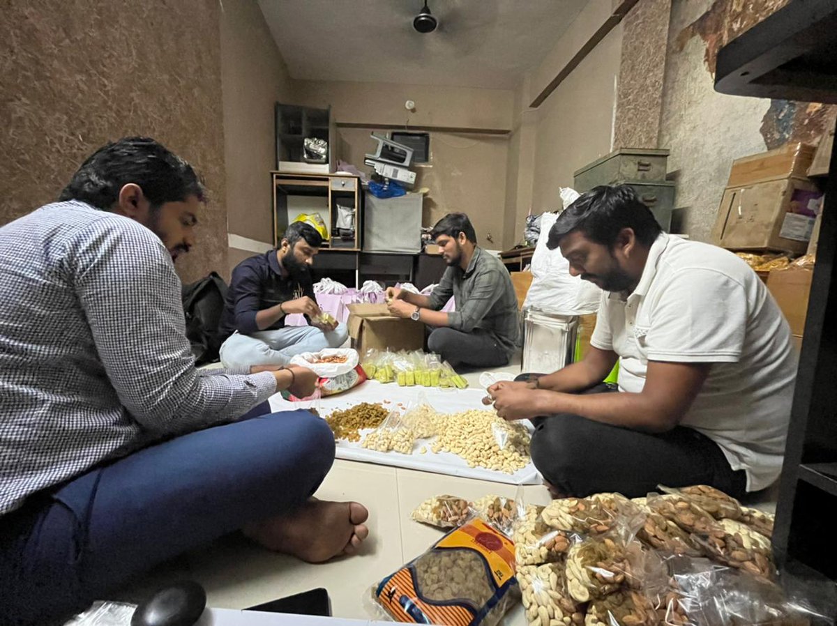 Socialarmy_4U's tweet photo. સોશિયલ આર્મી ગ્રુપ સંચાલિત પ્રોજેક્ટ અન્ન સાથી હેઠળ છેલ્લા સાત વર્ષ થી ચાલતી અવિરત પ્રવૃત્તિ નું આ આઠમું વર્ષ, દિવાળી પર્વ દરમ્યાન શ્રમજીવી અને જરીયાત મંદ લોકો ના મુખ પર સ્મિત લાવવા માટે #SmileKit નું વિતરણ ❤️
#SocialArmyGroupSurat ❤️
#Diwali2022 https://t.co/6B3aUDcjS9