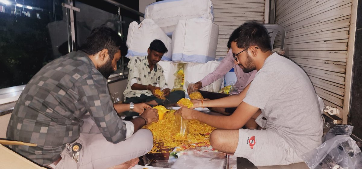 Socialarmy_4U's tweet photo. સોશિયલ આર્મી ગ્રુપ સંચાલિત પ્રોજેક્ટ અન્ન સાથી હેઠળ છેલ્લા સાત વર્ષ થી ચાલતી અવિરત પ્રવૃત્તિ નું આ આઠમું વર્ષ, દિવાળી પર્વ દરમ્યાન શ્રમજીવી અને જરીયાત મંદ લોકો ના મુખ પર સ્મિત લાવવા માટે #SmileKit નું વિતરણ ❤️
#SocialArmyGroupSurat ❤️
#Diwali2022 https://t.co/6B3aUDcjS9