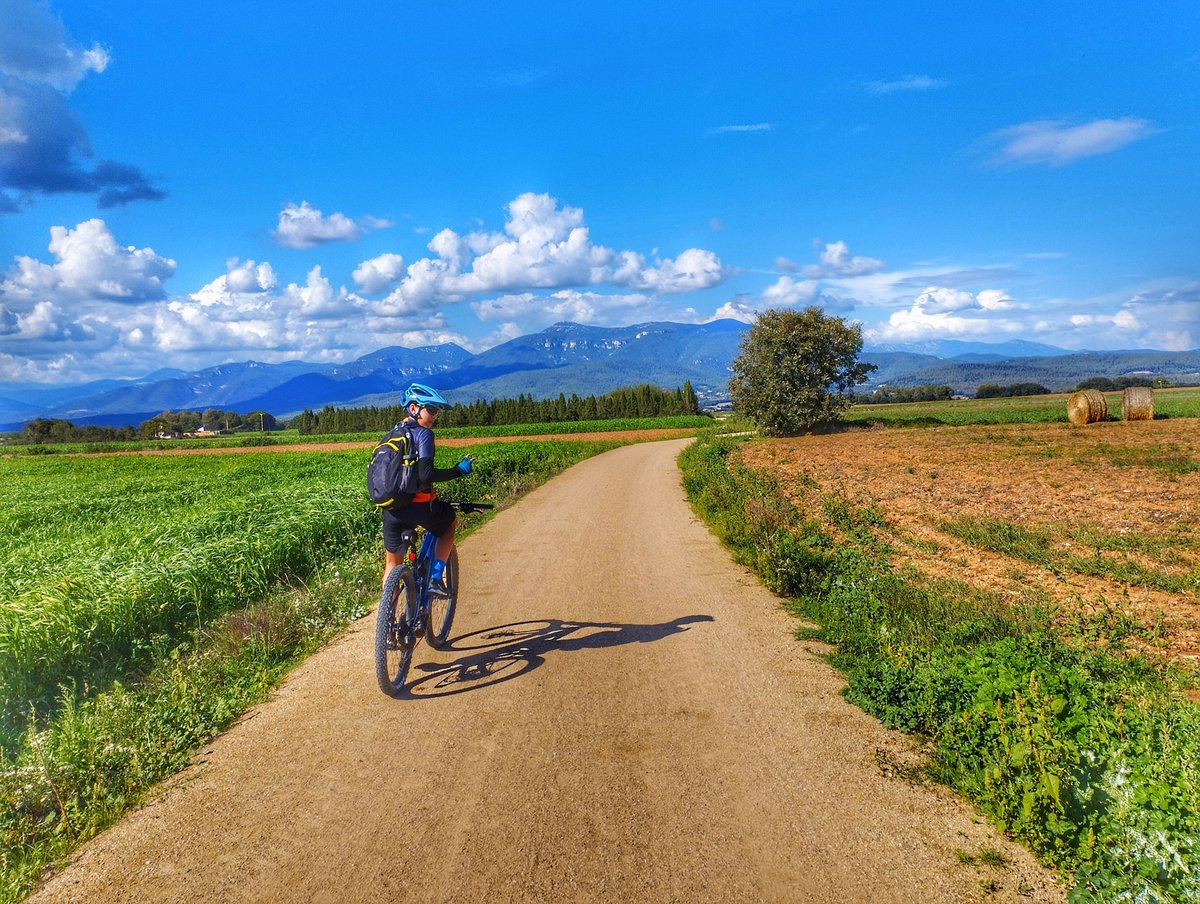 vadebicigrup's tweet photo. 🔴📣 DIUMENGE 23/10/22. Descobreix la NOVA Via Verda Ruta del Tren Pinxo amb VADEBICI !
T'ho perdràs? 😜🚴‍♀️

ℹ️ Hem creat un grup de WhatsApp obert per a més informació: 📲695660373

#biciCAT #cicloturisme #vadebici #girona #serinya #besalu #viesverdes #rutesguiadespergrups https://t.co/dZlECfvLYm