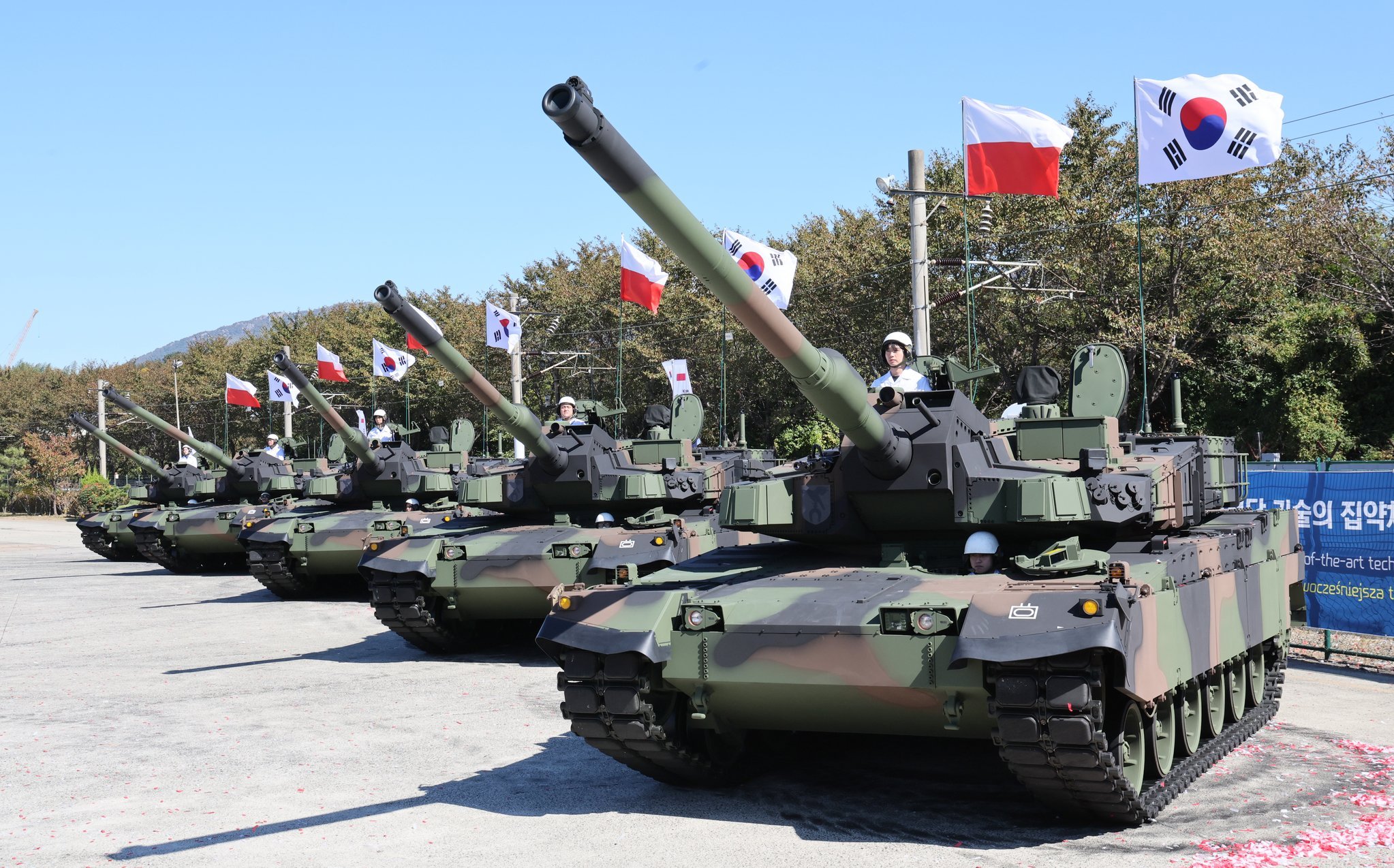 Junsupreme on Twitter: "Poland's first 10 K2 Black Panther main battle tanks were rolled out at Hyundai Rotem factory in Changwon today on 19 October 2022. Poland intends to acquire up to