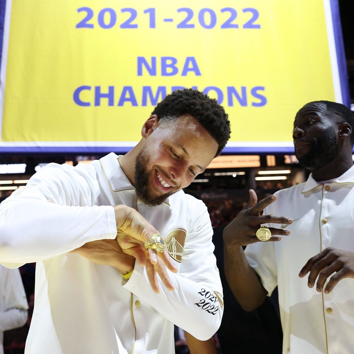Steph Curry (33 PTS, 6 REB, 7AST, 4 STL) led the <a href="/warriors/">Golden State Warriors</a> to a 123-109 victory over the <a href="/Lakers/">Los Angeles Lakers</a> on a successful ring night in the Bay! 💍

🎥 RECAP: nba.sportsmatemobile.com/news/36891

#NBA | #NBALive