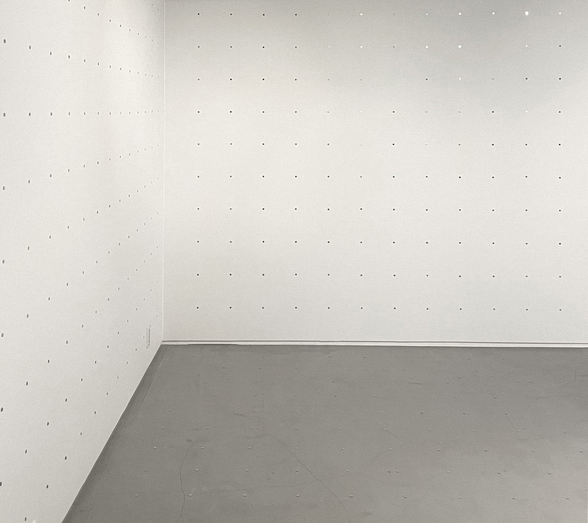 ryujinakamura_i's tweet photo. 展示設計を担当したFormSWISS京都展のお知らせです。東京展、神戸展と違い壁が多い場所なので、前回までの床を使ったブロックによるグリッドではなく、壁と床の両方を使った画鋲+磁石によるグリッドを用意しました。https://t.co/M0nsHSf0ZY
#FormSWISS #中村竜治 https://t.co/NJoU5FNqsB