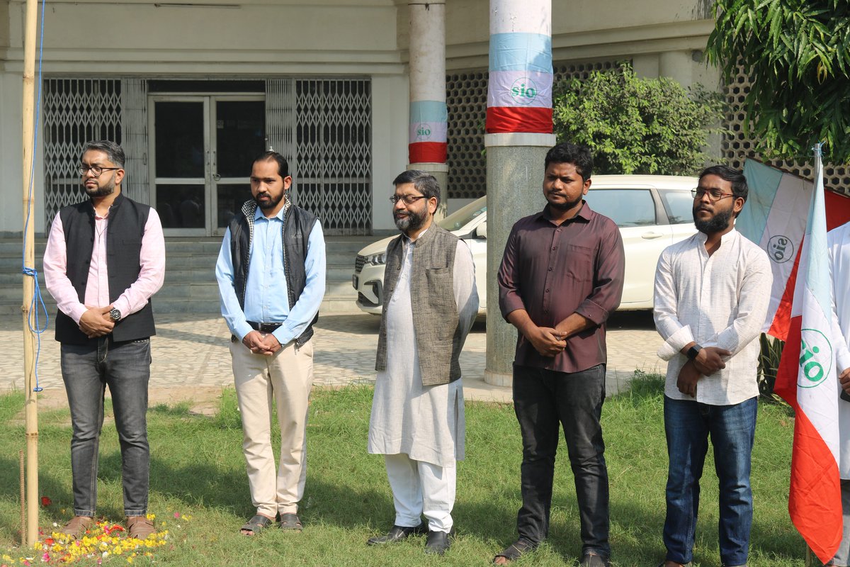 sioindia's tweet photo. Flag hoisting and pledge recital ceremony at SIO headquarters in presence of JIH President Syed Sadatullah Husaini Sahab, JIH Secretary Abdul Jabbar Siddiqui Sahab and SIO's national leaders on the organisation's formation day. #40YearsOfSIO https://t.co/u9T1TDynDX