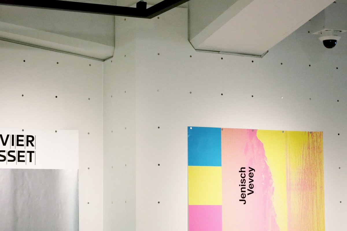 ryujinakamura_i's tweet photo. 展示設計を担当したFormSWISS京都展のお知らせです。東京展、神戸展と違い壁が多い場所なので、前回までの床を使ったブロックによるグリッドではなく、壁と床の両方を使った画鋲+磁石によるグリッドを用意しました。https://t.co/M0nsHSf0ZY
#FormSWISS #中村竜治 https://t.co/NJoU5FNqsB