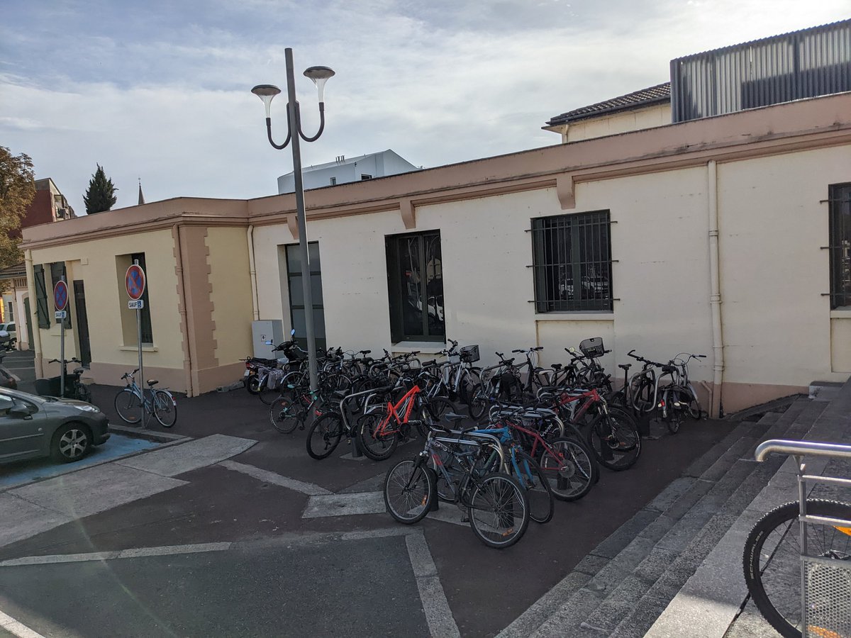 MVelo82's tweet photo. Stationnement vélos en gare de Montauban : il y a besoin de plus d'arceaux. Notamment pour les cyclistes qui ne souhaitent pas prendre l'abonnement annuel de la consigne collective car usagers occasionnel du train https://t.co/R9mtTwPVrL
