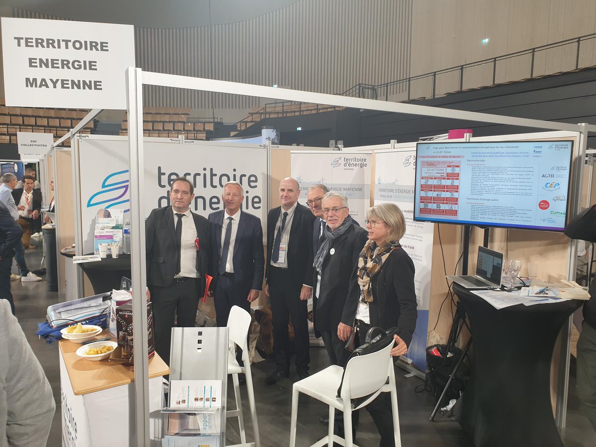 Energie_Mayenne's tweet photo. Territoire @Energie_Mayenne était présent samedi 15 oct. au #forum des #élus locaux & acteurs publics organisé par #AMF53 à #EspaceMayenne ! L'occasion pr les élus mayennais d’échanger ac nos chargés d’affaires éclairage public, électrification & nos chargés de missions #EnR https://t.co/1gdt7FwdMY