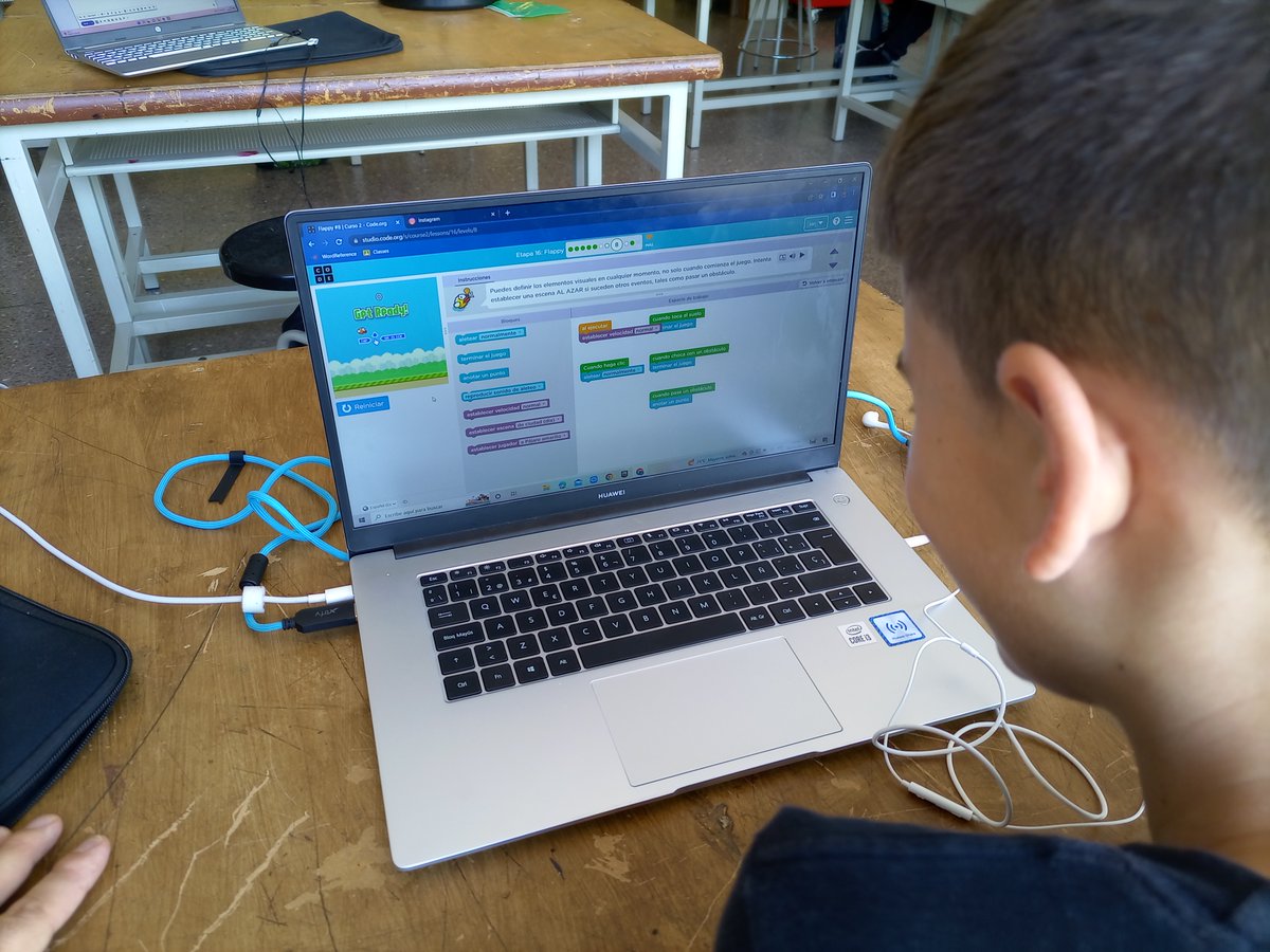 ins_pcadafalch's tweet photo. Robòtica i programació a l'optativa de 1r d'ESO.
#tecnologia #ESO #programació #Robòtica #Optativa
#educació #frikies #tech #codeorg #robomind #PEDEC https://t.co/qjAaGNwVZK