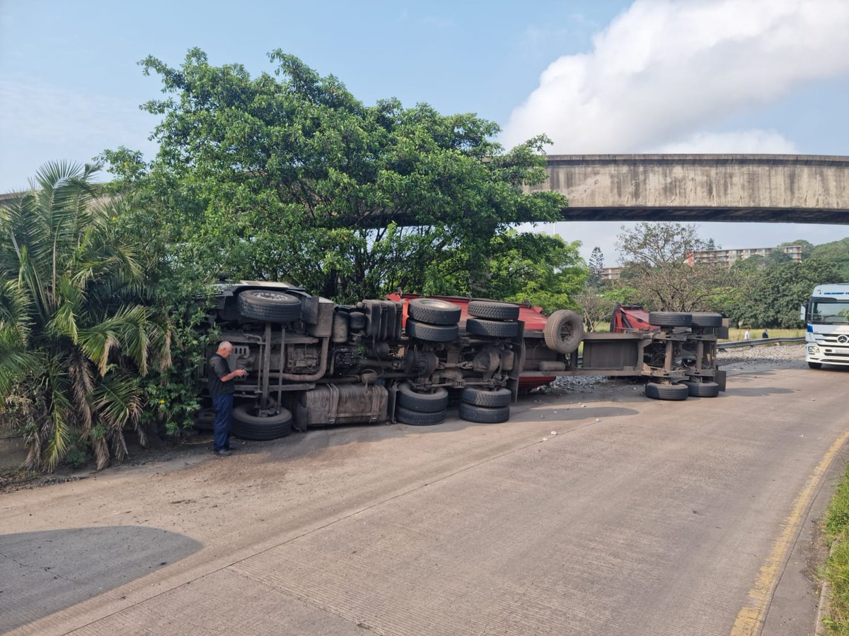 TrafficSA's tweet photo. Durban - M7 Highway ==> Umbilo Road: #TruckCrash #SideTipper @AlsParamedics https://t.co/ODfKwdFGld