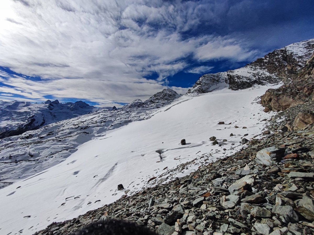 Couldn't resist doing another survey on Vadret dal Murtel, Engadin. The small #glacier is covered by snow now but melt rates at the snout are just incredible: over 6 meters of ice lost since Sept. 2021. On 3050 m a.s.l.! This is more than anywhere in Switzerland at this elevation