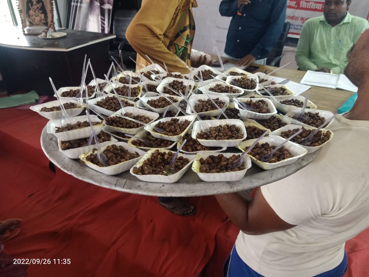 निपुण भारत के प्रशिक्षण के दौरान गंदगी से भरे प्रांगण में शिक्षकों के लिए भोजन का प्रबंध और नाश्ते में सड़े गले चने, ऐसे कैसे बनेगा भारत निपुण,
#nipunbharat
<a href="/AnandMo29887386/">Anand Mohan Mishra</a> 
<a href="/VirendraRSM/">Virendra Mishra</a>
<a href="/ABPNews/">ABP News</a> 
<a href="/CDOShravasti/">CDO Shravasti</a> 
<a href="/dmshravasti/">DM Shravasti</a> 
<a href="/basicshiksha_up/">Department Of Basic Education Uttar Pradesh</a> 
<a href="/myogiadityanath/">Yogi Adityanath</a> 
<a href="/Aamitabh2/">Amitabh Agnihotri</a>