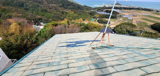この前の台風で瓦飛んでたことが判明した雨漏りはこれだーー 