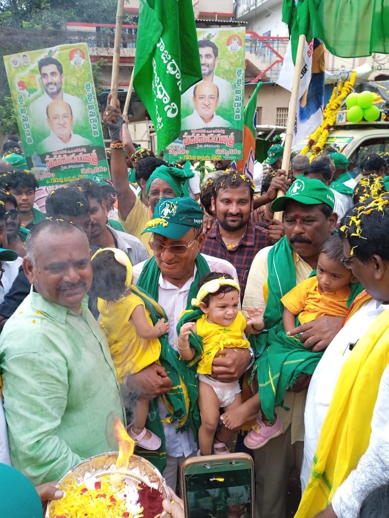 amaravatigalam's tweet photo. మహా పాదయాత్ర 38వ రోజు బొమ్మూరు క్రాస్ రోడ్స్ వద్ద స్థానిక ప్రజల ఆత్మీయ స్వాగతం. జన నీరాజనం

#AmaravatiGalam #MahaPadayatra #SaveCaptialAmaravati #Amaravathifarmers #farmerwomens #Bommuru https://t.co/FVp01ZogtQ