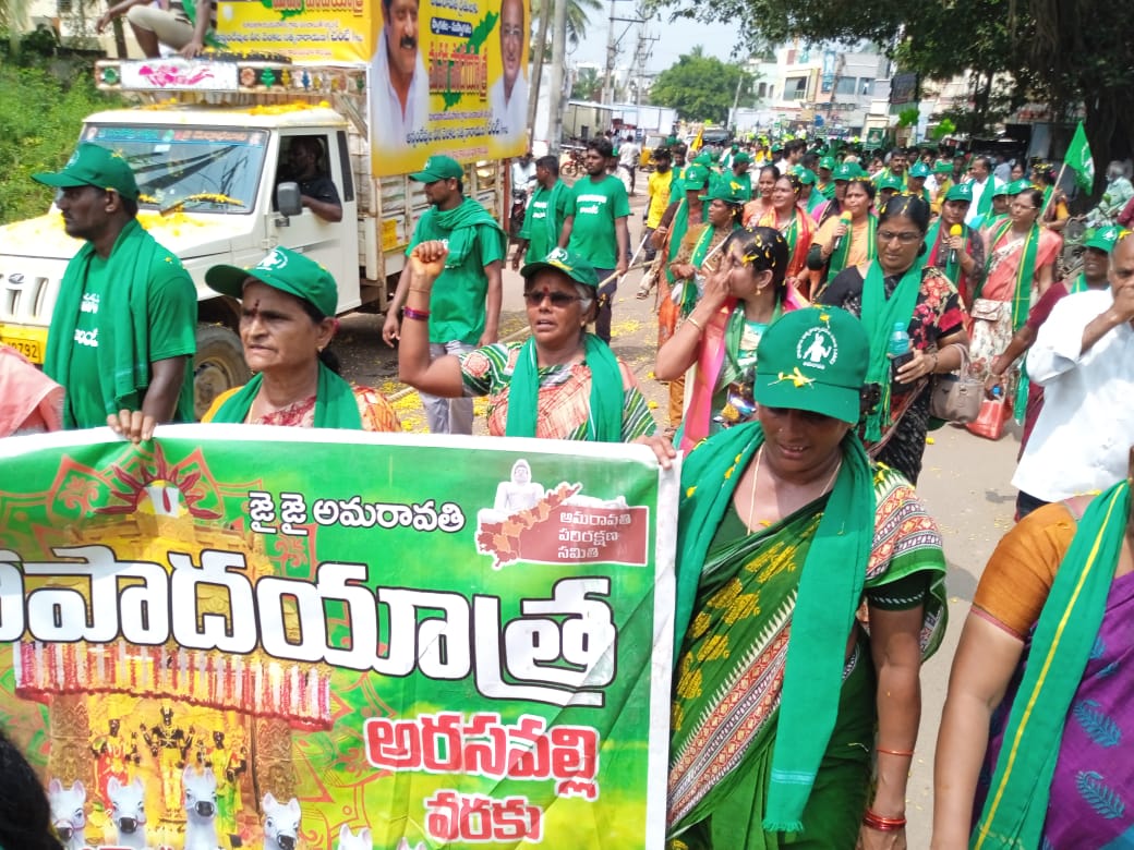 amaravatigalam's tweet photo. మహా పాదయాత్ర 38వ రోజు బొమ్మూరు క్రాస్ రోడ్స్ వద్ద స్థానిక ప్రజల ఆత్మీయ స్వాగతం. జన నీరాజనం

#AmaravatiGalam #MahaPadayatra #SaveCaptialAmaravati #Amaravathifarmers #farmerwomens #Bommuru https://t.co/FVp01ZogtQ
