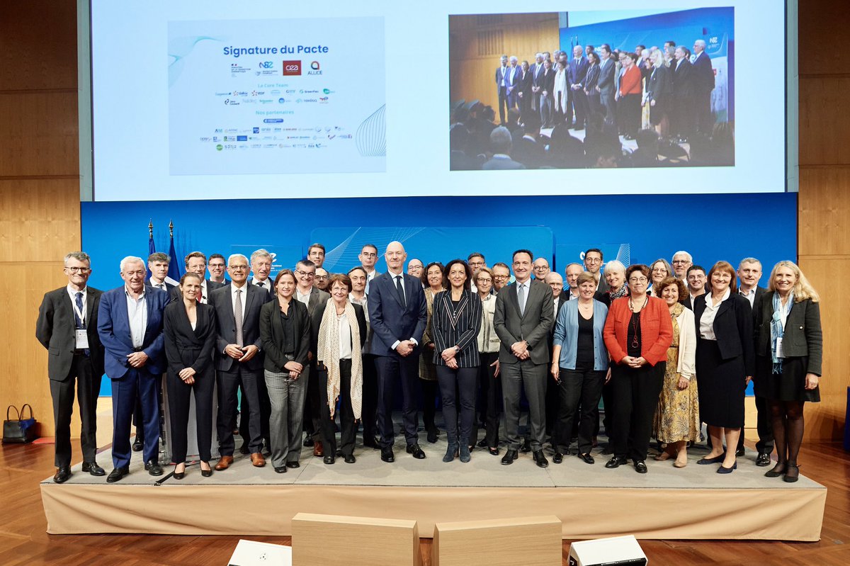 Ravie d’être signataire de la plateforme #JeDecarbone, soutenue par <a href="/RolandLescure/">Roland Lescure</a>, Ministre Délégué chargé de l’Industrie.
#GRDF, membre de cette Core Team, a la volonté d’accompagner ses clients dans cette #TransitionEnergétique et partage l’ambition de ce dispositif. #Energie