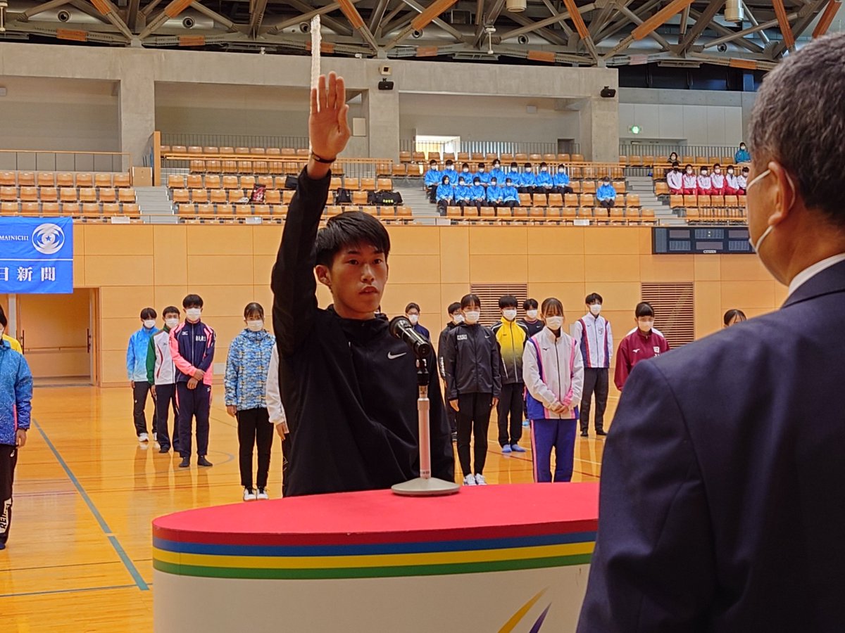 sktytuf's tweet photo. きょうの開会式では、#学法石川 の薄根大河主将が「日々支えてくださった先生方、地域の方々、家族、全員の思いを一本の襷に込めて、全力でつなぐとともに、ここ福島県に勇気と感動を与えられる最高の大会にすることを誓います」と選手宣誓しました。#福島県高校駅伝 #猪苗代町 https://t.co/yEArpc5kRg