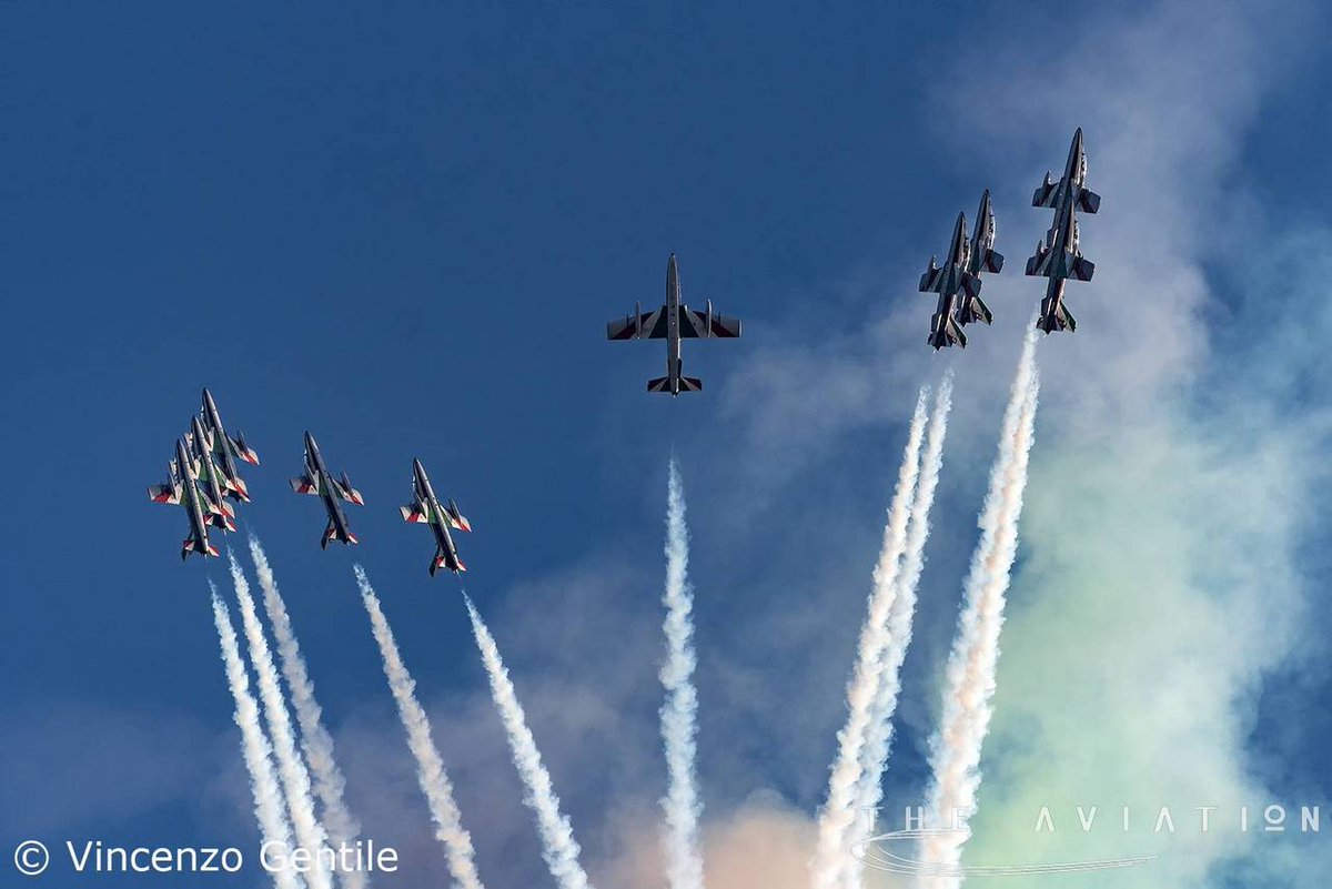 Daol67's tweet photo. La PAN conclude la stagione 2022 con l'esibizione a Pozzuoli (NA).
Al seguente link il report a cura del nostro inviato Vincenzo Gentile:
https://t.co/3HOKyodwmV
#aeronauticamilitare #freccetricolori #airshow #pozzuoli #theaviation https://t.co/xBxSVa1dZK