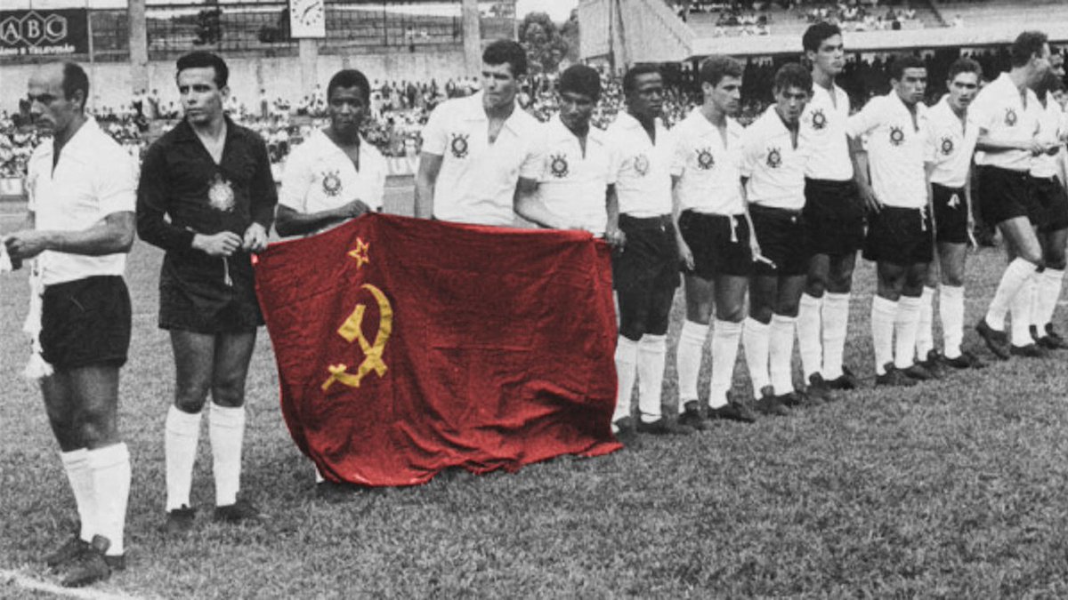 acervorevolucao's tweet photo. Jogadores do Corinthians durante o "jogo vermelho", partida contra o Palmeiras organizada com o intuito de arrecadar fundos para o Partido Comunista Brasileiro. São Paulo, 13 de Outubro de 1945. https://t.co/c3qSAhkfjL