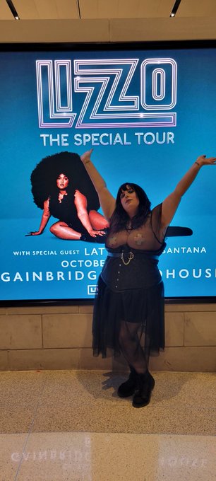 No, I'm not a snack at all, look baby I'm the whole damn meal! I was READY for @lizzo tonight at the<a href="/tag/thespecialtour"class="tags"><span>#thespecialtour</span></a>