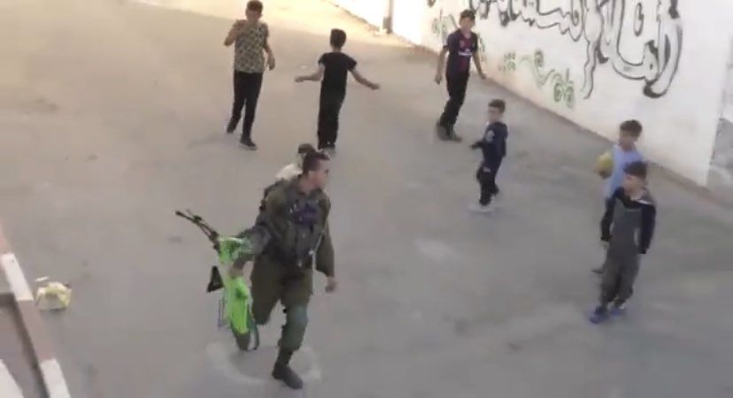 MoonMonira's tweet photo. Hier, un soldat israélien filmé en train de voler le vélo d’un enfant palestinien. 
Par rapport aux crimes habituels c’est peu. Mais ça montre bien qu’il n’y a aucune limite à l’impunité, aucune valeur, aucune empathie, même pas pour une enfance volée chaque jour. #BoycottIsrael https://t.co/btjqPRPKjy