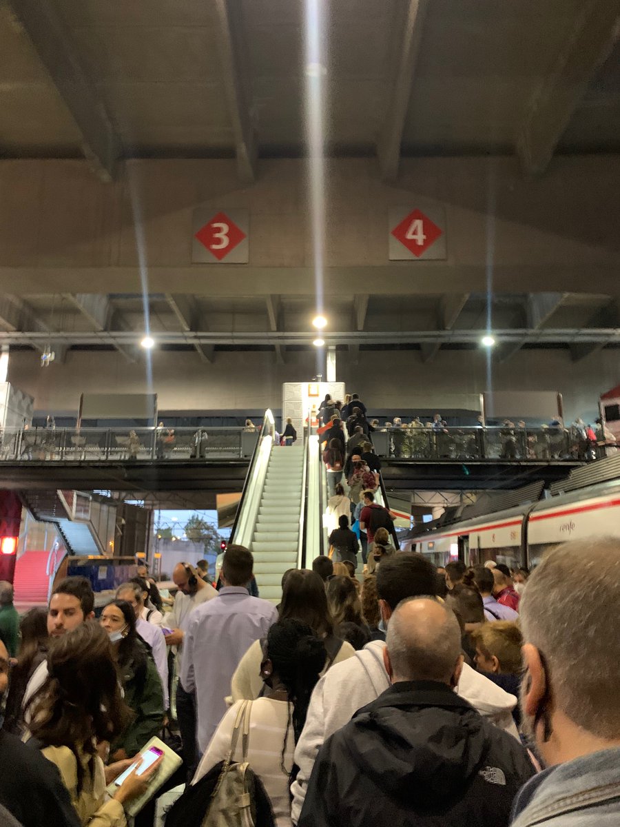 Maria_12119's tweet photo. @CercaniasMadrid la estación colapsada como cada mañana, entorpeciendo el paso y provocando que no podamos llegar a tiempo a los siguientes trenes que pasan. https://t.co/NFQRVhqL9q