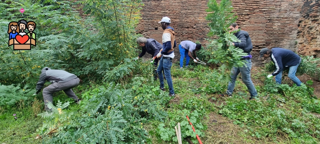 Retake_Roma's tweet photo. Due esperti hanno infatti iniziato ad insegnare ai nostri amici, socialmente ed economicamente fragili, il modo corretto di utilizzare le attrezzature di base.
L'inizio di un percorso formativo che potrebbe trasformarsi in una opportunità lavorativa. #RetakeSolidale https://t.co/jtcjNwiizN