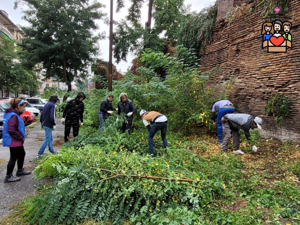 Retake_Roma's tweet photo. Due esperti hanno infatti iniziato ad insegnare ai nostri amici, socialmente ed economicamente fragili, il modo corretto di utilizzare le attrezzature di base.
L'inizio di un percorso formativo che potrebbe trasformarsi in una opportunità lavorativa. #RetakeSolidale https://t.co/jtcjNwiizN