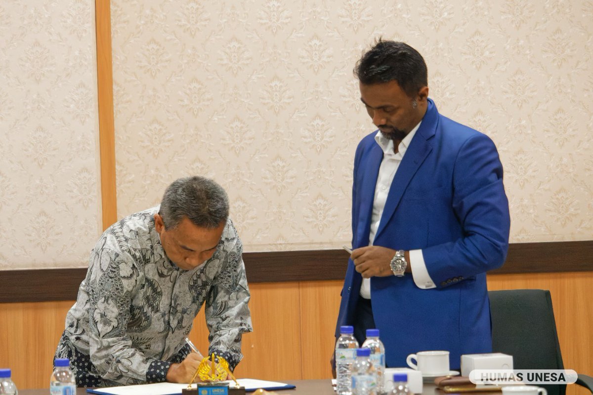 Tiikm_SriLanka's tweet photo. Celebrating strong partnerships and global collaboration, we are proud to announce the signing of an official MOU for academic corporation between @Official_UNESA, Indonesia, and The International Institute of Knowledge Management (TIIKM).
#Tiikm #UniversitasNegeriSurabaya https://t.co/ENTAes9loZ