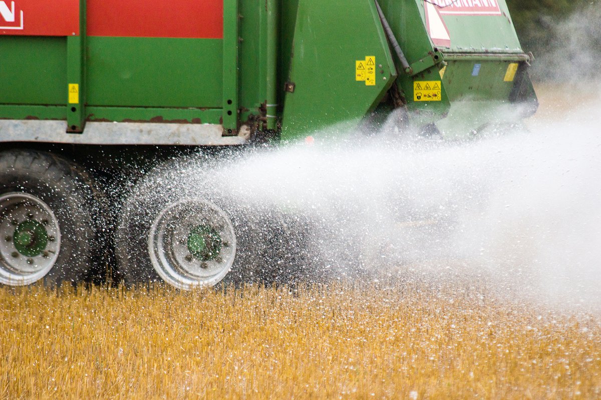 Peltojen kipsikäsittelystä saadut monivuotisen seurannan tulokset vahvistavat kipsin vesiensuojeluvaikutukset. Haittoja viljelylle ei ole havaittu.

Raportti julkaistu: syke.fi/fi-FI/Ajankoht…

#Vesiensuojelu #Maatalous <a href="/helsinkiuni/">University of Helsinki</a> <a href="/savekipsihanke/">SAVE-kipsihanke</a> <a href="/yministerio/">Ympäristöministeriö</a>
Kuva: Janne Artell