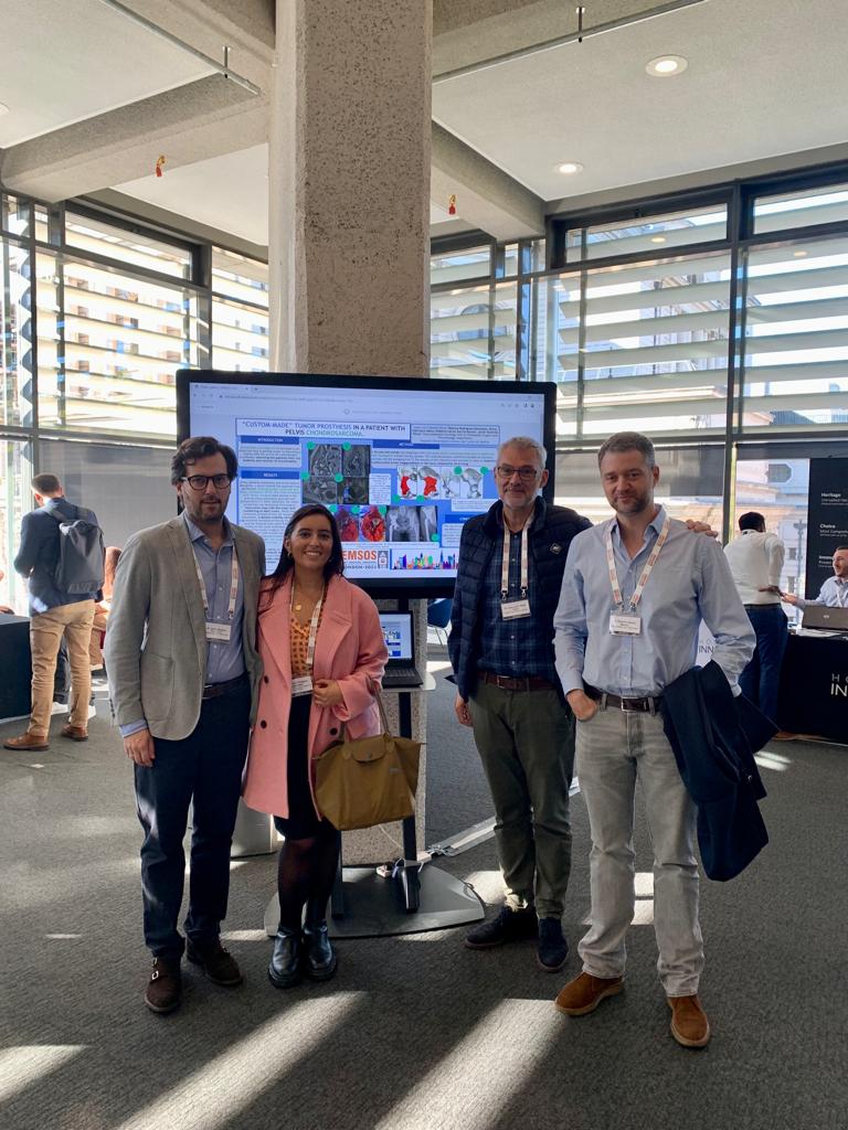 SarcomasHCSC's tweet photo. Nuestros compañeros de Traumatología y Cirugía Plástica de @SarcomasHCSC participaron en el Congreso Europeo #EMSOS2022 con 6 póster y una comunicación representando a #somosclinico! @Jluiscebrianp @juliomayol @SarcomasAEC https://t.co/GoccecVhzO