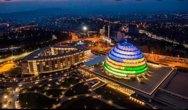 KARANGWASewase's tweet photo. Aha hiruka barukarabankaba, hasabirwaga umutima, bahimura uwo mutima, bahazana induru. Leta y'Ubumwe bw'Abany🇷🇼 yahagaruye umutima, hagaruka umucyo n'ubwiza. Nuguhitamo rero, urahitamo kwirirwa wiruka imihana inyuma y'abagome nta buzima cg urahitamo u Rwanda ruzima?#HitamoNeza. https://t.co/M1PBEU7O3P