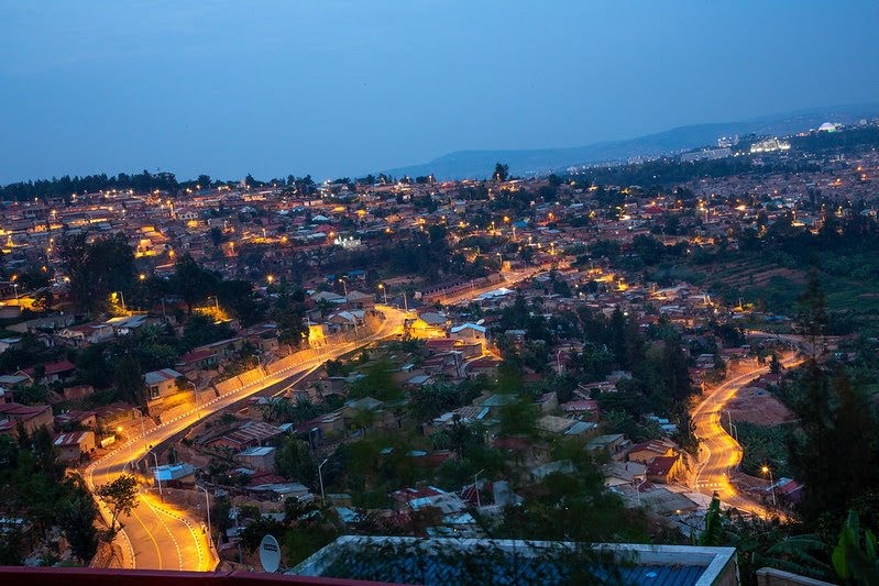 KARANGWASewase's tweet photo. Aha hiruka barukarabankaba, hasabirwaga umutima, bahimura uwo mutima, bahazana induru. Leta y'Ubumwe bw'Abany🇷🇼 yahagaruye umutima, hagaruka umucyo n'ubwiza. Nuguhitamo rero, urahitamo kwirirwa wiruka imihana inyuma y'abagome nta buzima cg urahitamo u Rwanda ruzima?#HitamoNeza. https://t.co/M1PBEU7O3P
