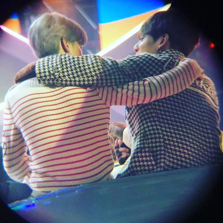 EARMYKOOKMIN's tweet photo. Qué ironía que algunas personas no los quieran juntos  y otras amemos verlos juntos. Pero sea cual sea tu opinión, respeta y ámalos por encima de todo 💜 

#JKyJMEspososDelAño
#Mingkookforever
#Mingkookisreal
#Mingkuka
#VivaElMinguk https://t.co/iUQB1uGu92