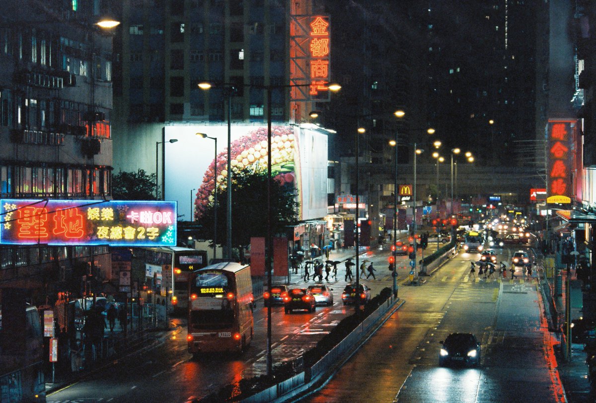 FishMonkeyCow_'s tweet photo. Neon nights in Hong Kong https://t.co/pfF47LFFbx