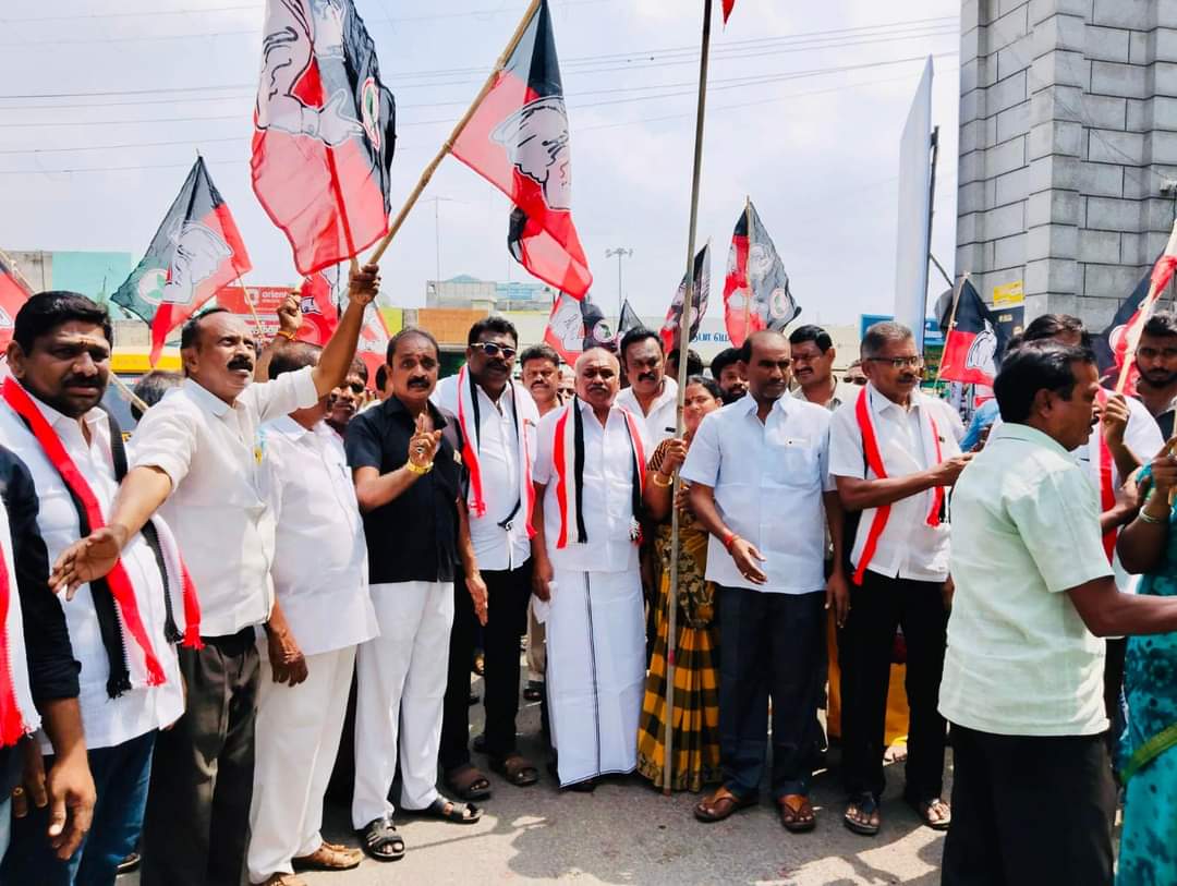 EPS4TamilNadu's tweet photo. மாண்புமிகு கழக இடைக்கால பொது செயலாளர் #எடப்பாடியார் & சட்டமன்ற உறுப்பினர்கள் கைதை கண்டித்து நாமக்கல் முன்னாள் MLA மற்றும் கழக நகர செயலாளர் #KPPBaskar தலைமையில் விடியா அரசுக்கு வன்மையான கண்டனங்கள்.
#Namakkal #ADMK #பயமா_ஸ்டாலின்
#EdappadiPalaniswami https://t.co/ryWdJTMDSB