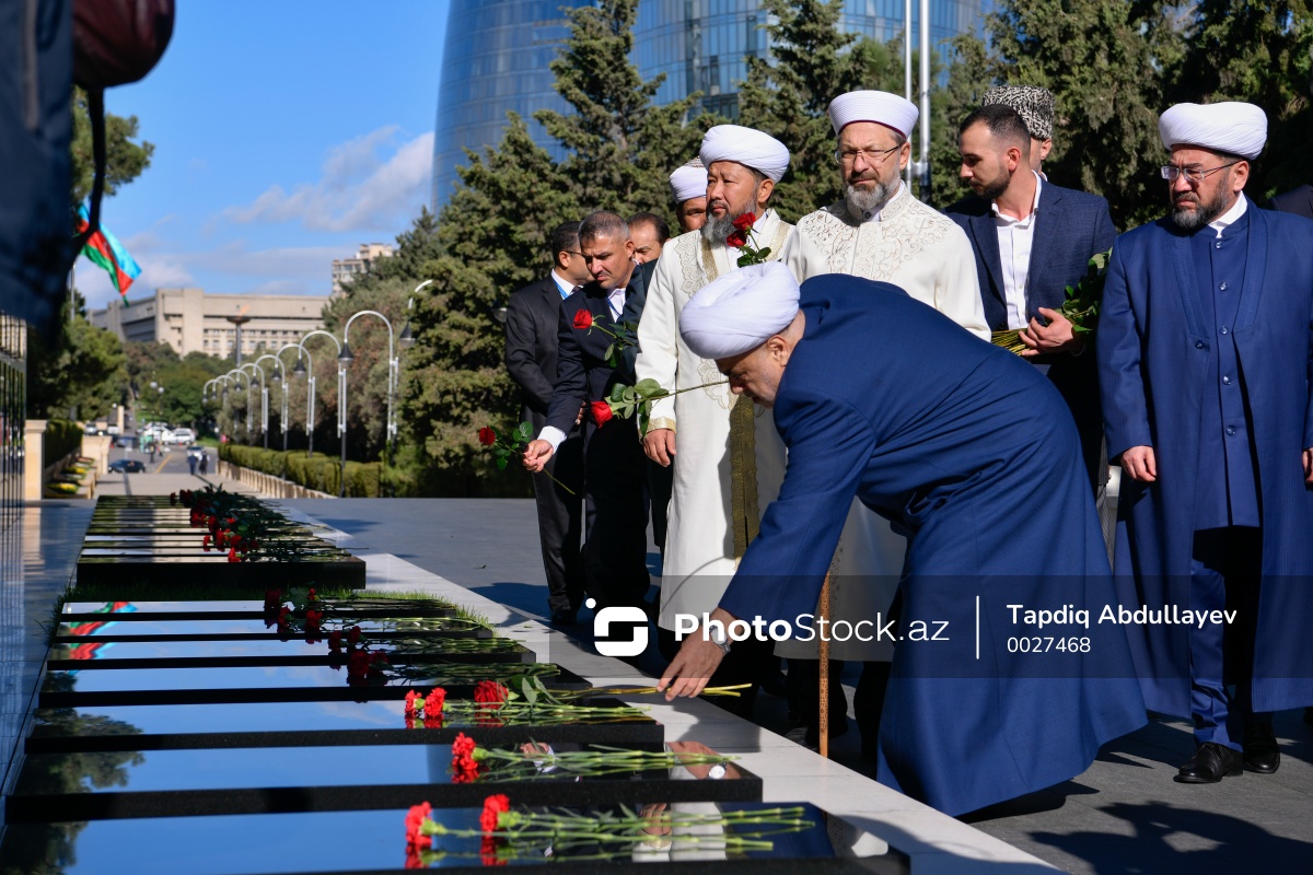 PhotoStockaz's tweet photo. TDT müsəlman dini liderlərinin Fəxri və Şəhidlər xiyabanlarını ziyarəti
#fəxrixiyaban #şəhidlərxiyabanı #ziyarət #tdt #türkdövlətləritəşkilatı #dinilider #müsəlman #məzar #əklil #photo #stock #AZerbaijan #Baku #muselman #islam
📸 Ətraflı: https://t.co/PnJy6q9D8Y https://t.co/hGdzNX6DiW