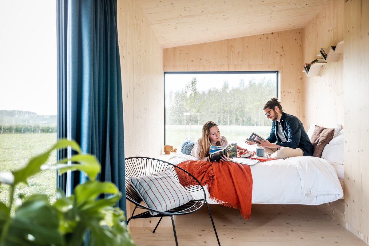 HanneDvOfficial's tweet photo. Hey Twitter! Bij Slow Cabins zijn we op zoek naar een tof koppel dat model wil staan voor een fotoshoot in een van onze nieuwste cabins. 🍃 Ervaring is totaal niet vereist, je moet vooral goesting hebben om onze cabin en een nieuw slow food concept als eerste uit te testen! (1) https://t.co/AedEi1VPfj