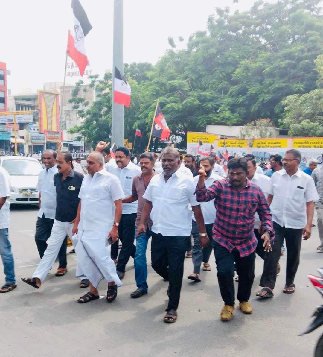 EPS4TamilNadu's tweet photo. மாண்புமிகு கழக இடைக்கால பொது செயலாளர் #எடப்பாடியார் & சட்டமன்ற உறுப்பினர்கள் கைதை கண்டித்து நாமக்கல் முன்னாள் MLA மற்றும் கழக நகர செயலாளர் #KPPBaskar தலைமையில் விடியா அரசுக்கு வன்மையான கண்டனங்கள்.
#Namakkal #ADMK #பயமா_ஸ்டாலின்
#EdappadiPalaniswami https://t.co/ryWdJTMDSB
