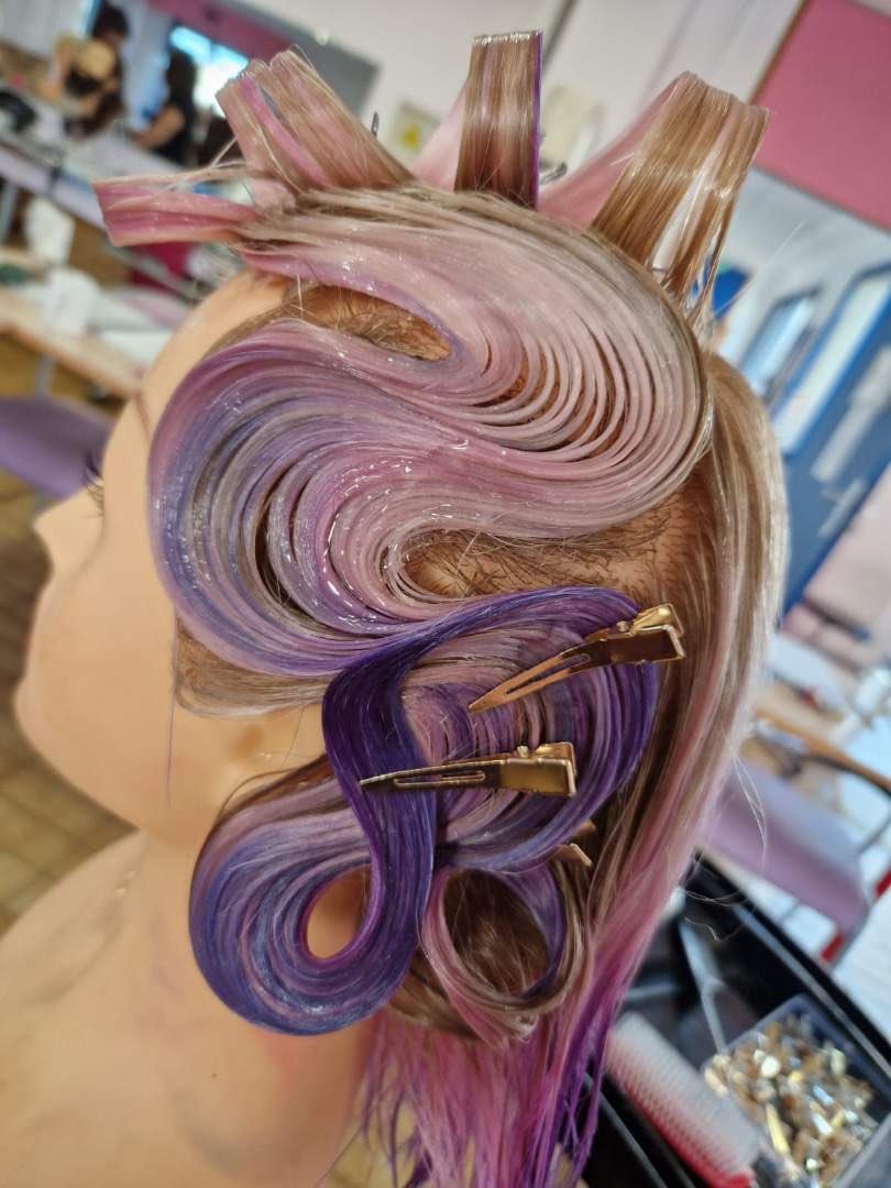 NatachaChicot's tweet photo. Valoriser la voie professionnelle, c’est également permettre aux enseignants (ici de coiffure) de monter en compétences auprès d’une MOF (Marilyn Biache) pour mieux préparer les élèves au concours du Meilleur Apprenti de France #VoiePro #MetiersdAvenir 👏👏👏 https://t.co/KJ5mBMhpao