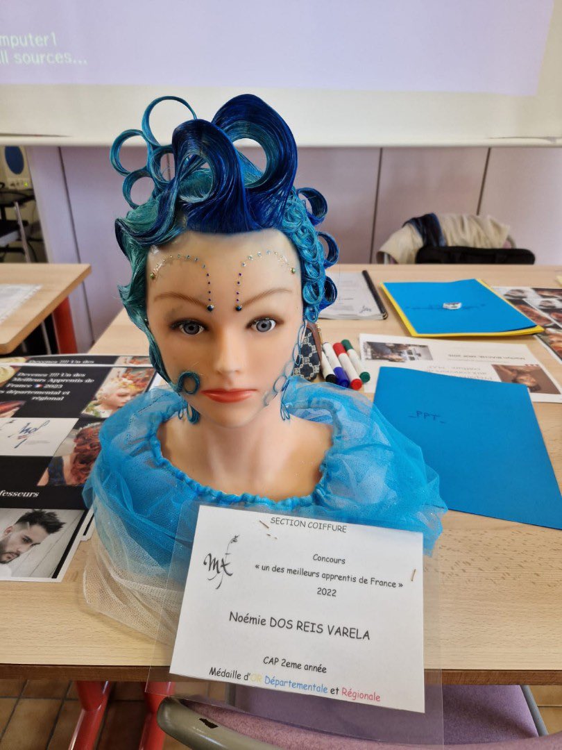 NatachaChicot's tweet photo. Valoriser la voie professionnelle, c’est également permettre aux enseignants (ici de coiffure) de monter en compétences auprès d’une MOF (Marilyn Biache) pour mieux préparer les élèves au concours du Meilleur Apprenti de France #VoiePro #MetiersdAvenir 👏👏👏 https://t.co/KJ5mBMhpao