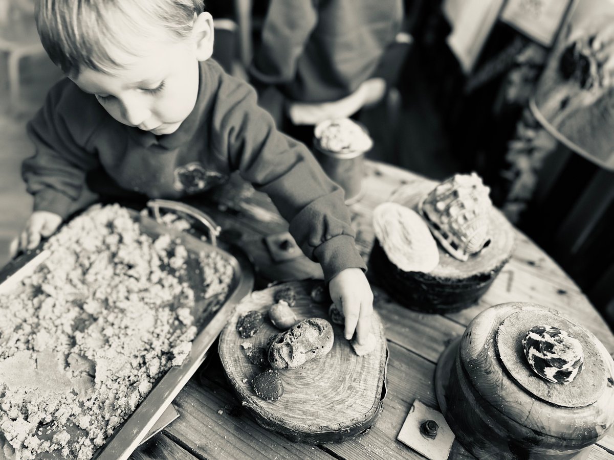 RinglandPrimary's tweet photo. In Nursery we have been observing and enabling children’s fascinations in ‘Found Treasures’ #independentlearners #aweandwonder #charcoal #everyoneneedsnature @FroebelTrust @EAS_EarlyYears  @Curiosityappro1 https://t.co/6iHQgtJEns