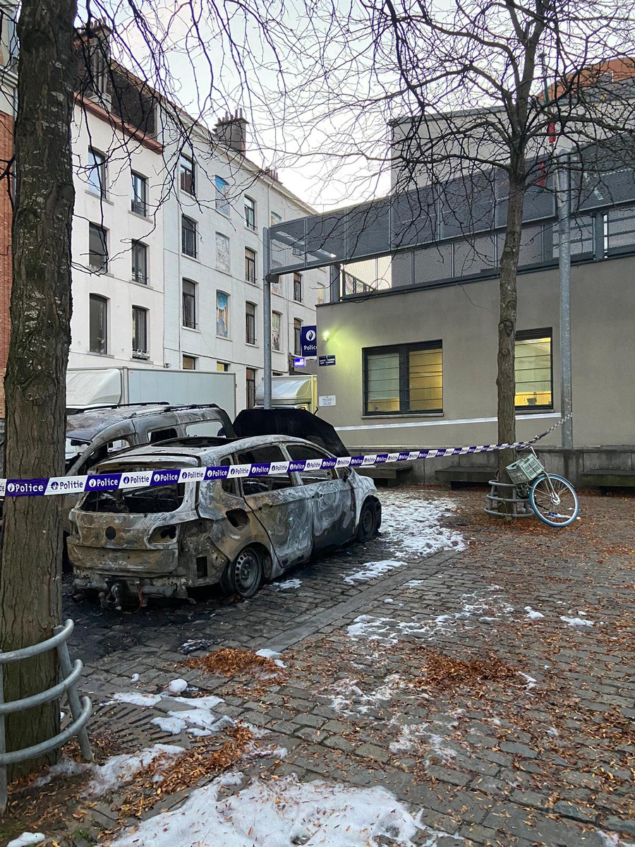 VSOAPOLITIE's tweet photo. De laatste dagen werden er controles uitgevoerd in de wijk Marollen in Brussel. Dit wordt uiteraard niet gesmaakt. Verschillende voertuigen werden in brand gestoken voor het commissariaat. Reactie van Justitie? @VincentVQ #geweldtegenpolitie https://t.co/e5OJHVOXtO
