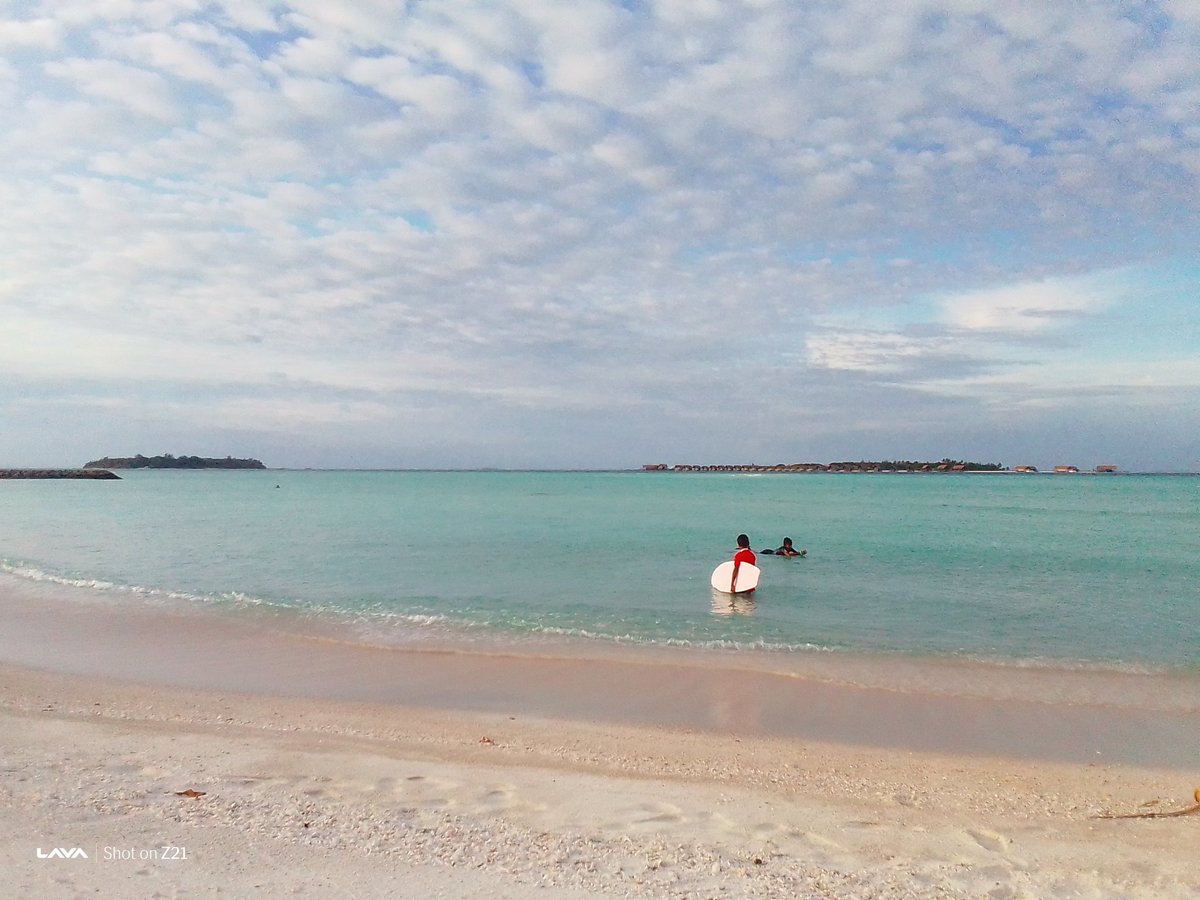 'Fuppi Finolhu' in front of the 'Bikini Beach' is as safe it can be for the beginner surfer as the whole area is covered with fine sand. #KGuraidhoo #oceanwayguraidhoo