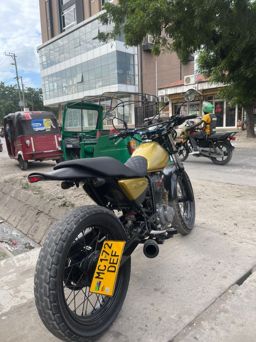 _azzard's tweet image. Honda FTR223 
Color is Gold.
Inahitaji 5,400,000/-
Bado mbichi kabisa
Ipo Dar es salaam Tanzania.
Kwa maelezo zaidi tucheki;
0764 232 066.