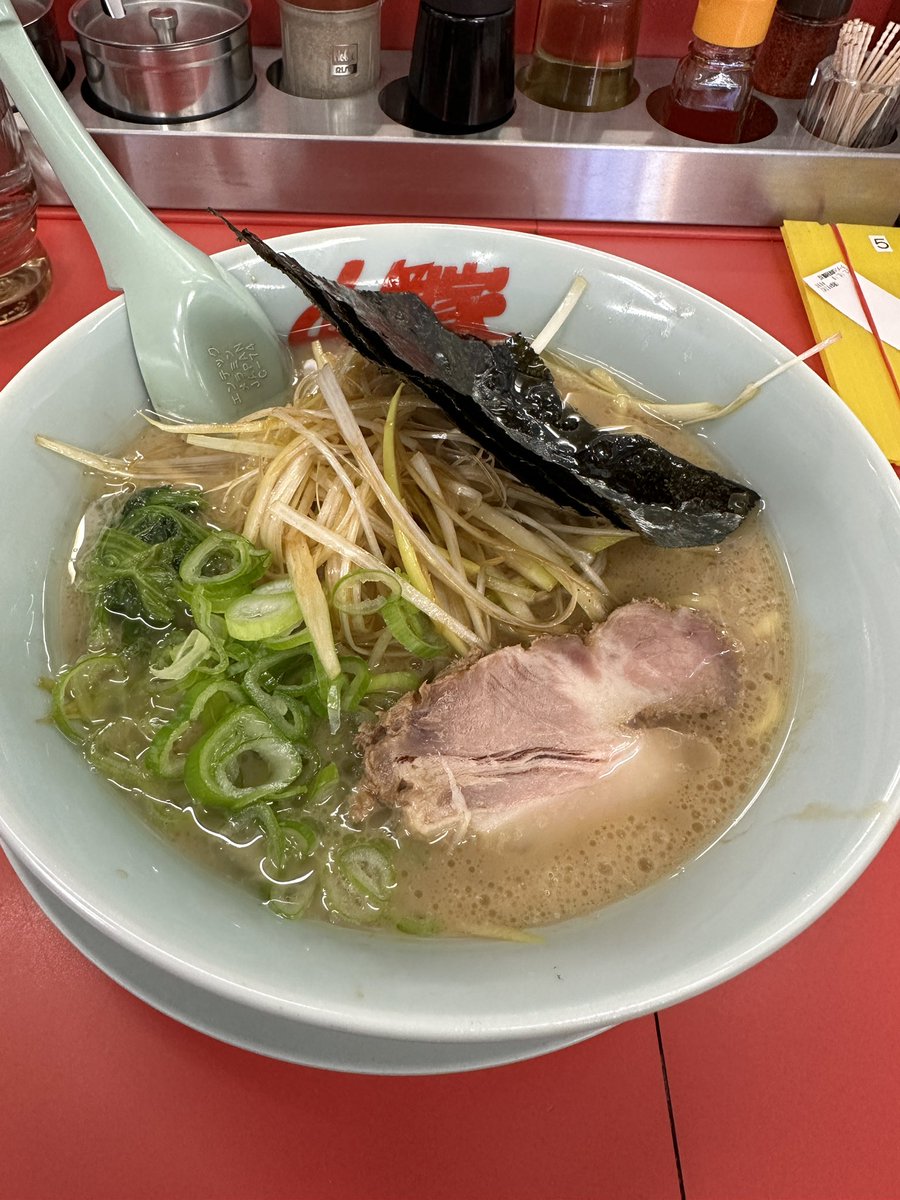 山岡家 やっぱり 鬼煮干も最高だったが、醤油旨い！！白髪ネギトッピングに、スープ激熱 麺柔め 白髪ネギの胡麻油が、ニンニクにベストマッチ！！飲み干してしまった、、癖になる味！！＃山岡家 ＃醤油 ＃ラーメン ＃ネギ ＃トッピング ＃ニンニク ＃昼飯 ＃グルメ